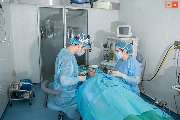 ThS.BS Lê Hữu Điền trực tiếp phẫu thuật cho khách hàng