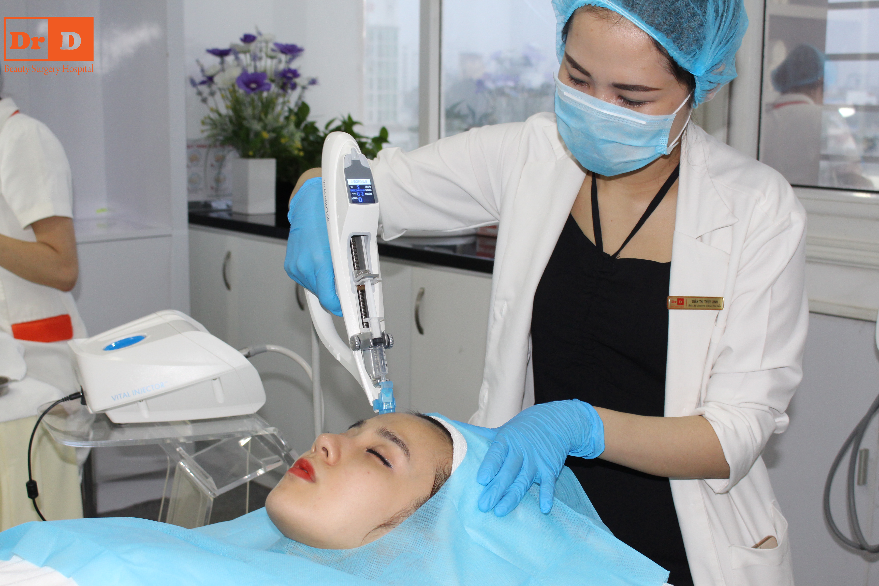Cấy tinh chất Mesotherapy siêu cấp cẩm trắng hồng vào da bằng CN Vital Injector
