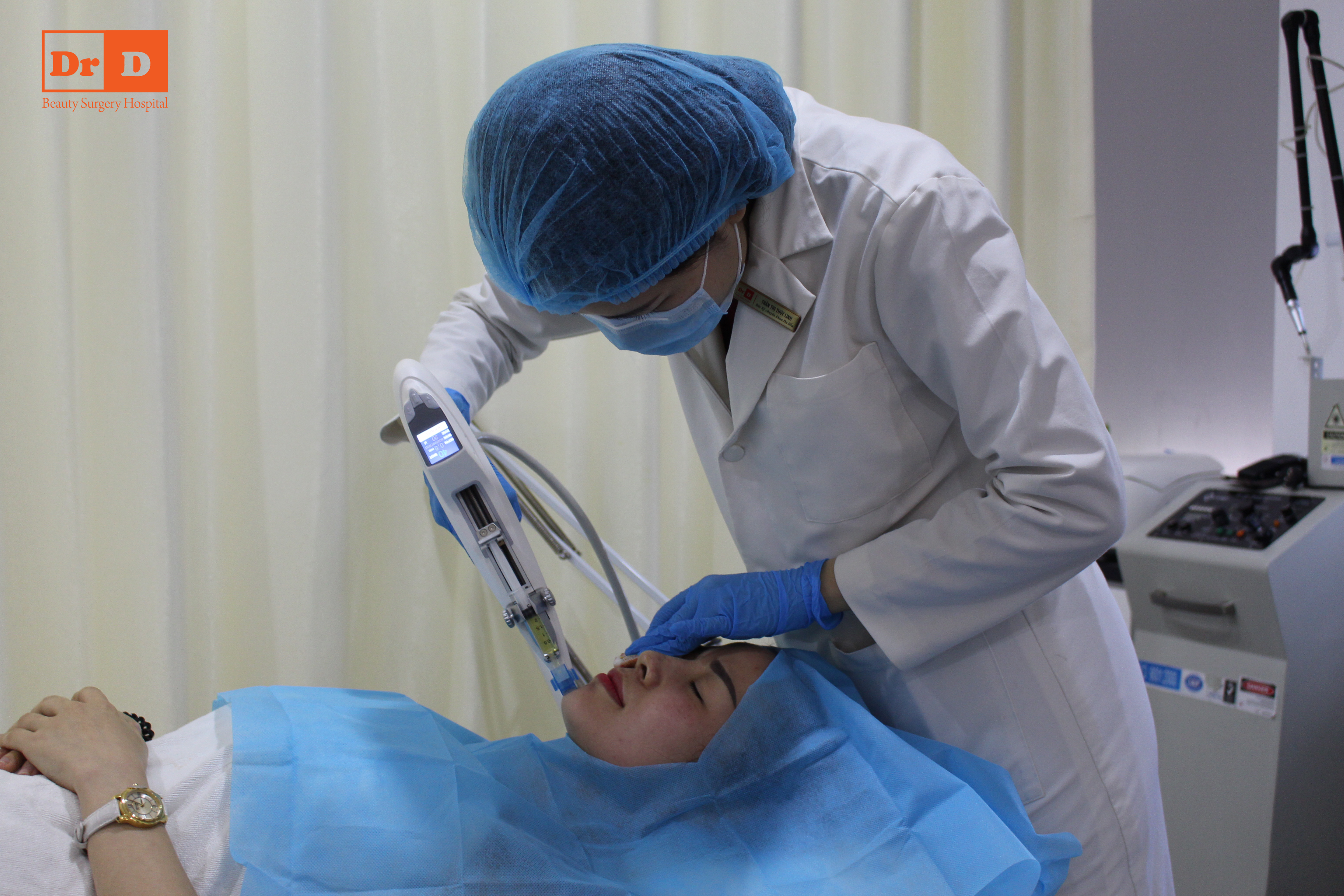 Bác sĩ ttiến hành đưa PRP vào da bằng Công nghệ Vital Injector