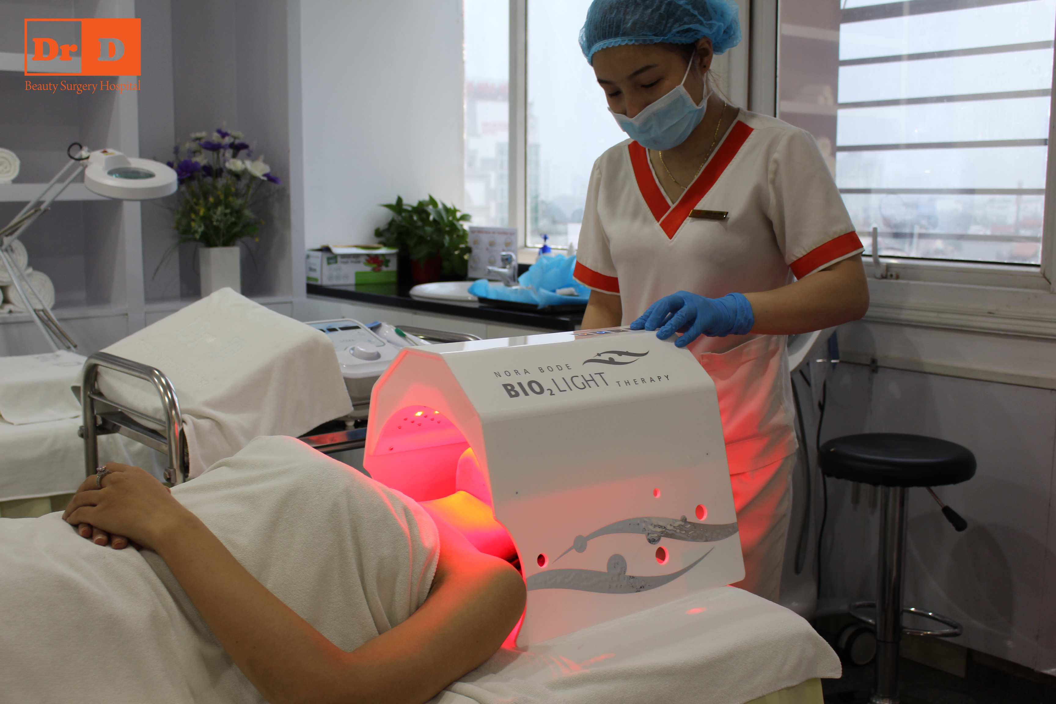 Chiếu đèn sinh học Bio2light để điều trị mụn chuyên sâu