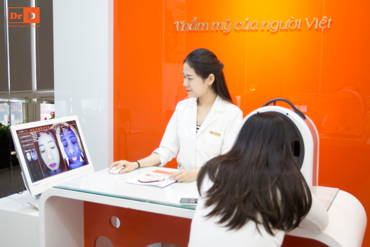 Bác sĩ thăm khám và đưa ra liệu trình điều trị nám hiệu quả nhất cho khách hàng