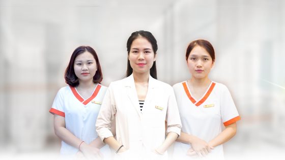 Bác sĩ Thân Thị Thùy Linh cùng đội ngũ y tá khoa da CNC cơ sở I