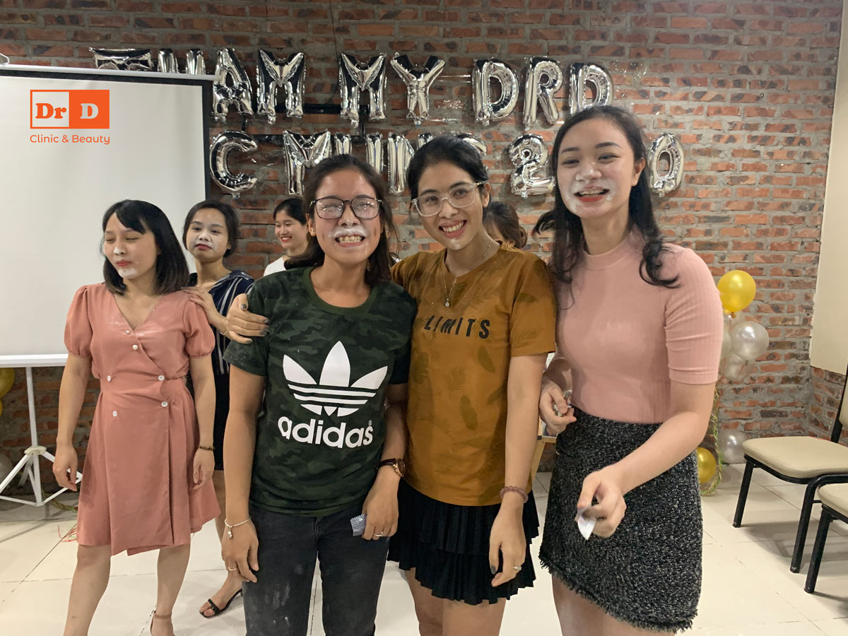 Vì phần thưởng lớn đang chờ nên xem chừng chị em chơi hăng say lắm