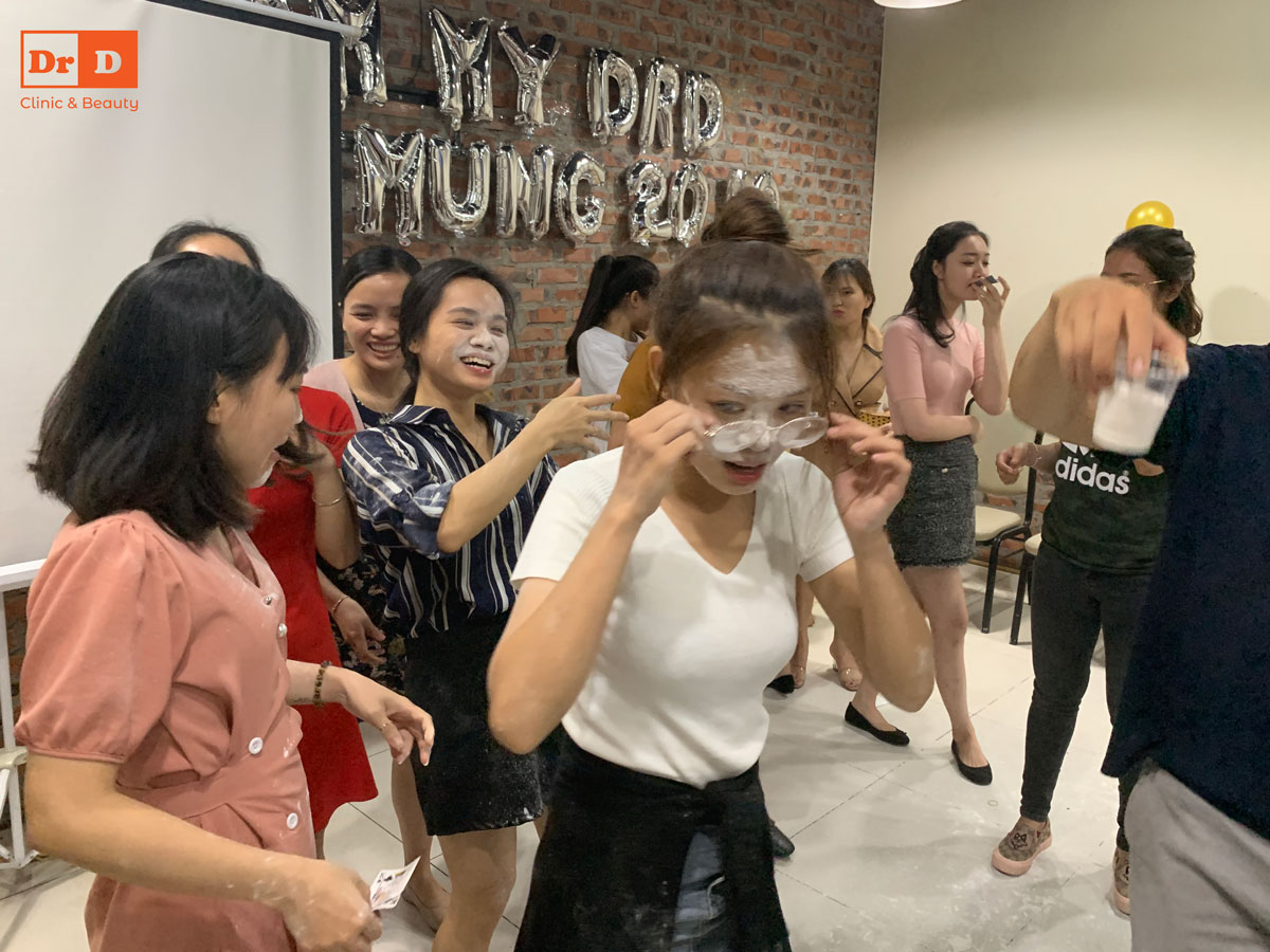 Vì phần thưởng lớn đang chờ nên xem chừng chị em chơi hăng say lắm