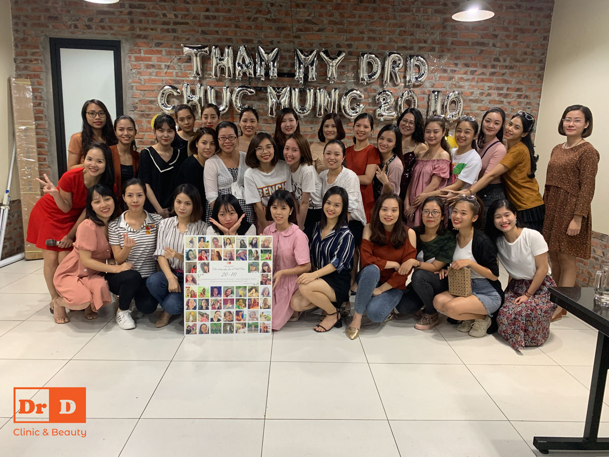 Tập thể chị em phụ nữ Thẩm mỹ DrD chụp ảnh kỷ niệm
