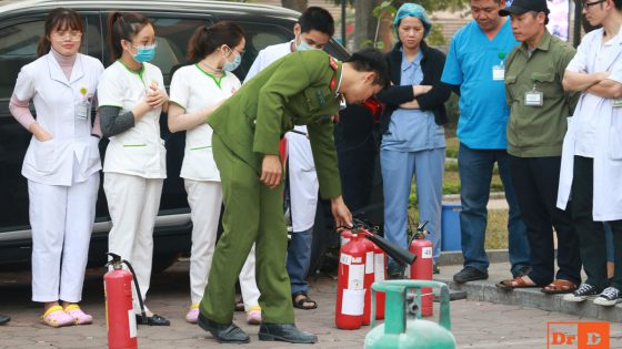 Cán bộ Sở cảnh sát Phòng cháy chữa cháy huấn luyện cách sử dụng dụng cụ chữa cháy