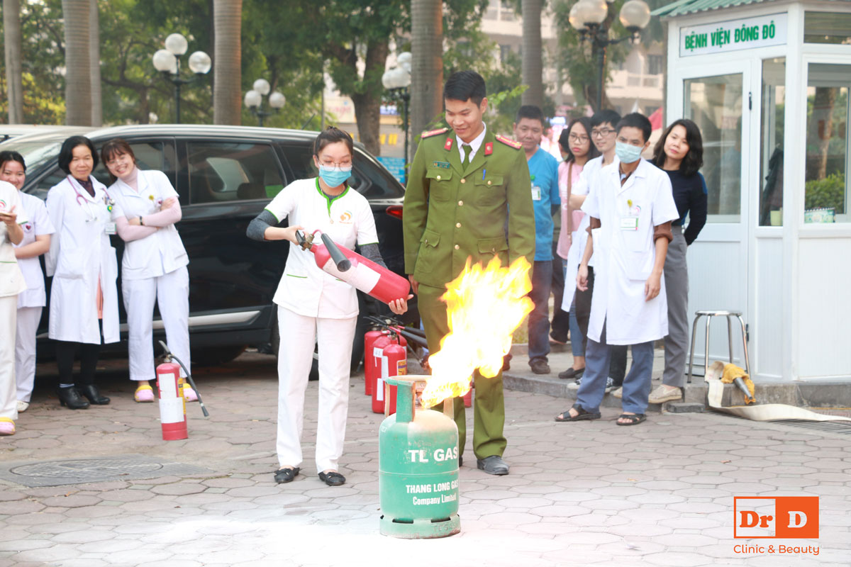 Mọi người được thực hành trên tình huống cháy giả định